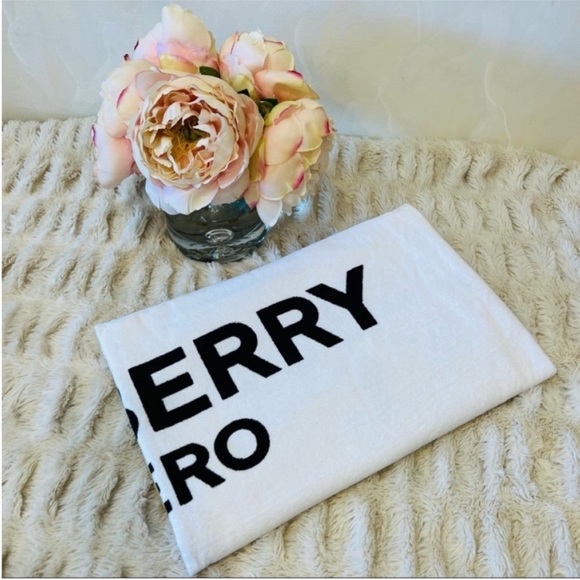 Brand New in Packaging (NIP) Burberry Hero Beach Towel - Picture 6 of 8